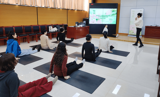 竞博JBO官网薛城区行政审批服务局开展庆祝“三八”妇女节瑜伽健身活动(图2)