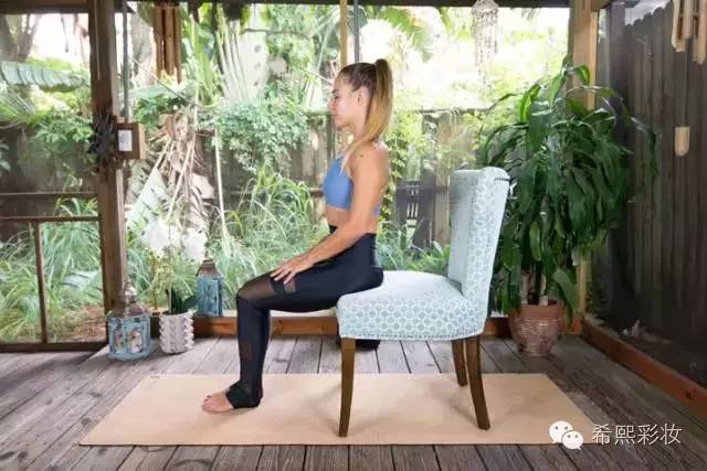 竞博JBO健身 坐着也能练出完美身材7式“椅子瑜伽”送给委屈又加班的你！(图2)